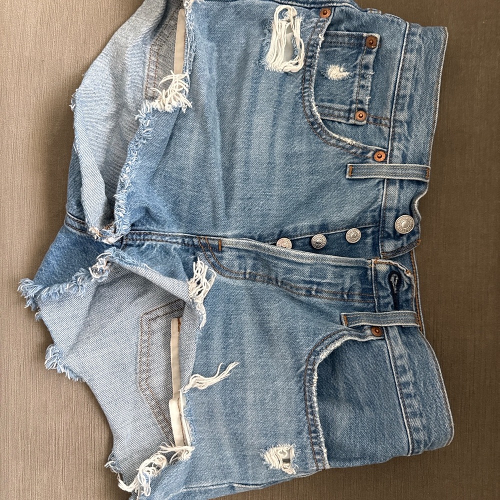 Levi’s 501 High Rise Distressed Shorts – W26